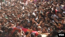 The scene of a militant funeral before Covid-19 outbreak in Kashmir valley. (UbaidUllah Wani/VOA)