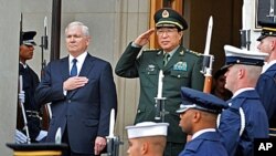 盖茨(左)在五角大楼欢迎徐才厚到访