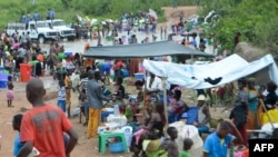 Les migrants congolais d'Angola se rassemblent près de la ville frontalière de Kamako, frontière congolaise, le 12 octobre 2018.