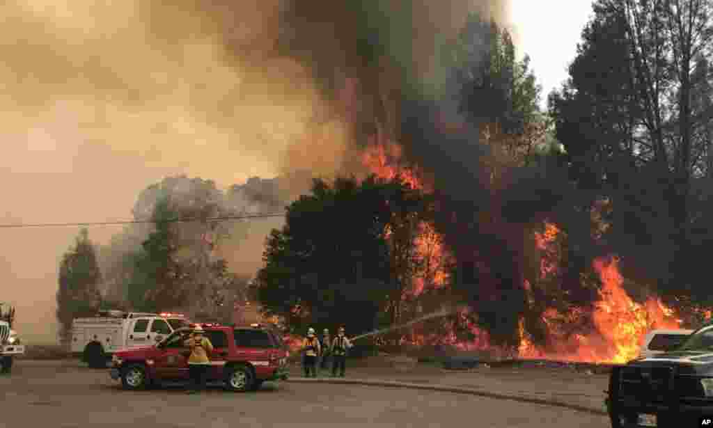 加利福尼亚州林业和消防部门（Cal Fire）提供的照片显示，消防员于2018年6月24日在加利福尼亚州的Clearlake Oaks地区与野火作战。南加州成千上万的人被迫撤离家园，以逃避所谓的克兰斯顿火灾。它和加利福尼亚州北部的火灾遥相呼应，肆虐加州。