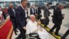 El papa Francisco saluda antes de su salida del Aeropuerto Internacional Soekarno-Hatta de Yakarta, Indonesia, el viernes 6 de septiembre de 2024. Tatan Syuflana/Pool vía REUTERS