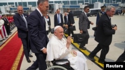 El papa Francisco saluda antes de su salida del Aeropuerto Internacional Soekarno-Hatta de Yakarta, Indonesia, el viernes 6 de septiembre de 2024. Tatan Syuflana/Pool vía REUTERS