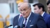 Mantan Wali Kota New York Rudy Giuliani berbicara kepada awak media sebelumnya meninggalkan gedung pengadilan di New York, pada 7 November 2024. (Foto: AP/Seth Wenig)