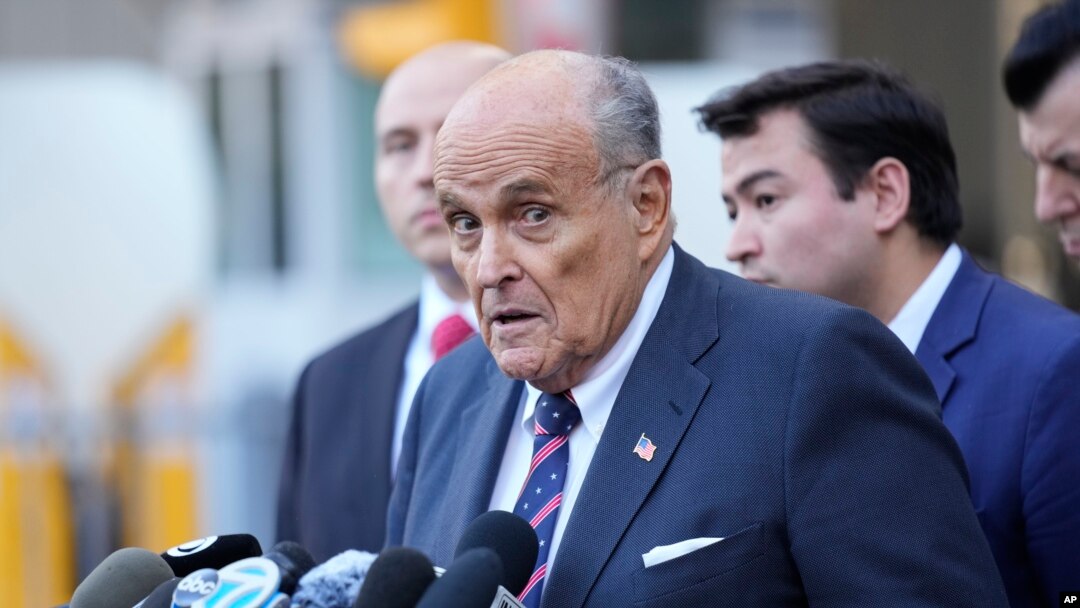 Mantan Wali Kota New York Rudy Giuliani berbicara kepada awak media sebelumnya meninggalkan gedung pengadilan di New York, pada 7 November 2024. (Foto: AP/Seth Wenig)