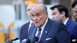 Mantan Wali Kota New York Rudy Giuliani berbicara kepada awak media sebelumnya meninggalkan gedung pengadilan di New York, pada 7 November 2024. (Foto: AP/Seth Wenig)