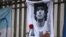 Una rosa es colocada junto a una imagen de Diego Maradona, en el Obelisco de Buenos Aires, al reunirse los fanáticos para lamentar su muerte.