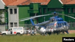 En un helicóptero con emblemas del CICR fueron llevados los alemanes secuestrados de regreso a la libertad. 