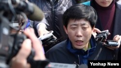 '천안함 5주년'을 맞아 대북전단 살포를 예고했던 박상학 자유북한운동연합 대표가 대북전단 살포를 당분간 전면 중단하겠다고 23일 밝혔다. 