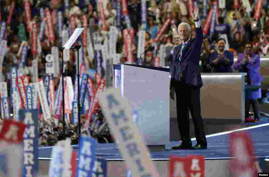 L'ancien président Bill Clinton salue la foule lors du deuxième jour de la convention nationale démocrate à Philadelphie, Pennsylvanie, le 26 juillet 2016.