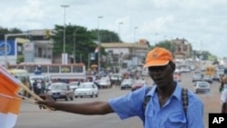 Un marchand de portraits du président Ouattara à Abidjan