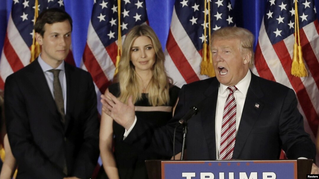 Presiden AS Donald Trump berpidato di sebuah acara kampanye di New York, didampingi menantunya Jared Kushner dan putrinya Ivanka. (Foto: Dok)