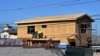 Los trabajadores trabajan en el exterior de una nueva casa que se está construyendo en Alhambra, California, el 21 de agosto de 2024. AFP