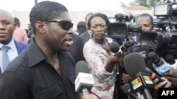 Le fils du président, Teodorin Obiang, parle aux journalistes à Malabo, le 23 décembre 2014.