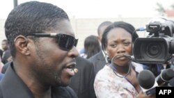 Le fils du président, Teodorin Obiang, parle aux journalistes à Malabo, le 23 décembre 2014.