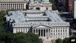 El edificio del Departamento del Tesoro de EE. UU. visto desde el Monumento a Washington, el 18 de septiembre de 2019, en Washington DC.