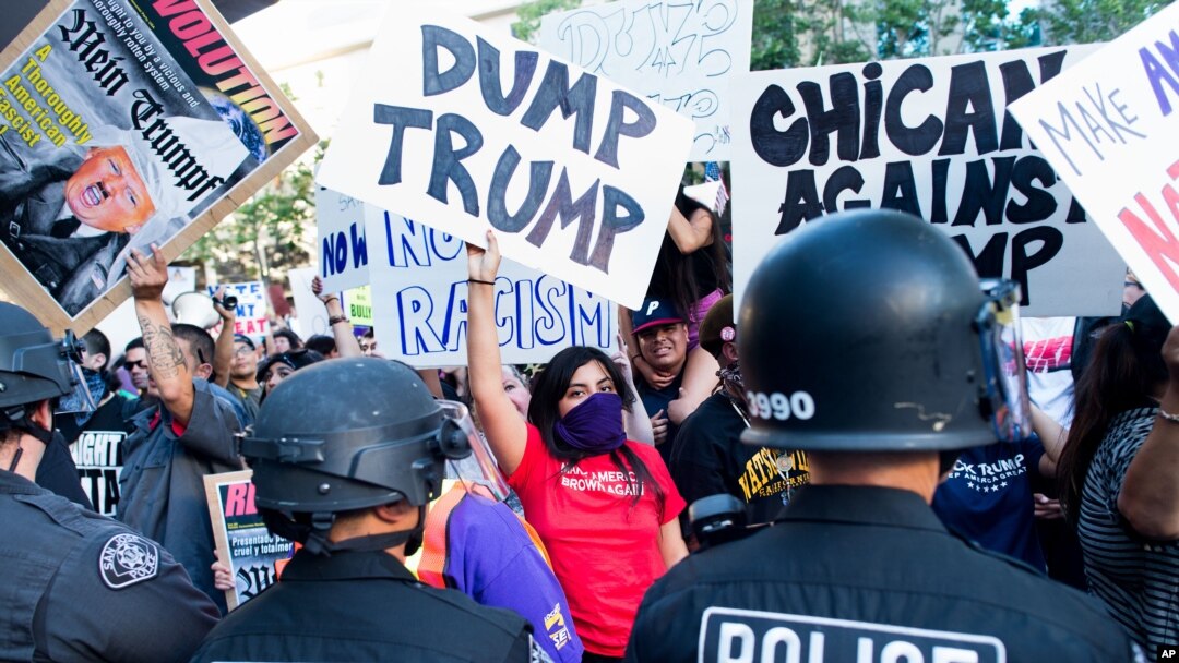 Polisi berupaya memisahkan para pendukung dan penentang kandidat Capres AS dari partai Republik, Donald Trump yang memadati lokasi kampanye di San Jose, California (2/6) agar tidak terjadi bentrokan berkelanjutan.