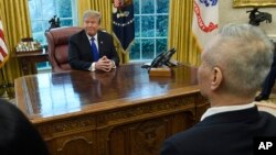 도널드 트럼프 미국 대통령이 지난 2월 백악관 집무실에서 류허 중국 부총리를 면담하고 있다.