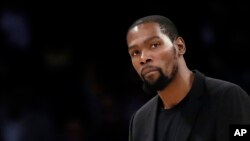 Kevin Durant es uno de los cuatro Brooklyn Nets que dieron positivo para el nuevo coronavirus. El miércoles se produjo una reacción violenta en redes sociales, cuando varias celebridades y atletas revelaron que se habían hecho la prueba.