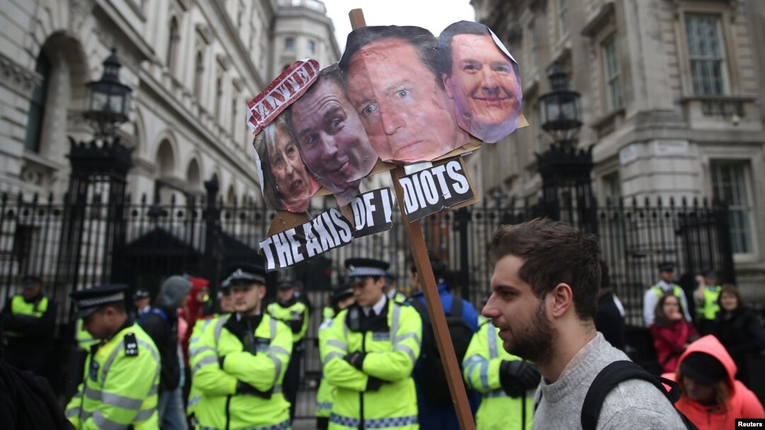 Para demonstran oposisi melakukan unjuk rasa di dekat Downing Street di Whitehall, London menuntut pengunduran diri PM David Cameron hari Sabtu (9/4).