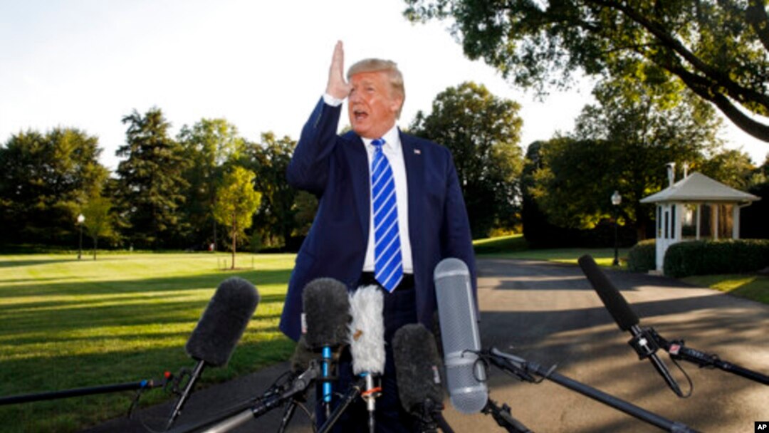 Presiden Donald Trump berbicara kepada para wartawan di halaman Gedung Putih sebelum berangkat ke Camp David, Jumat, 30 Agustus 2019. (Foto: AP)