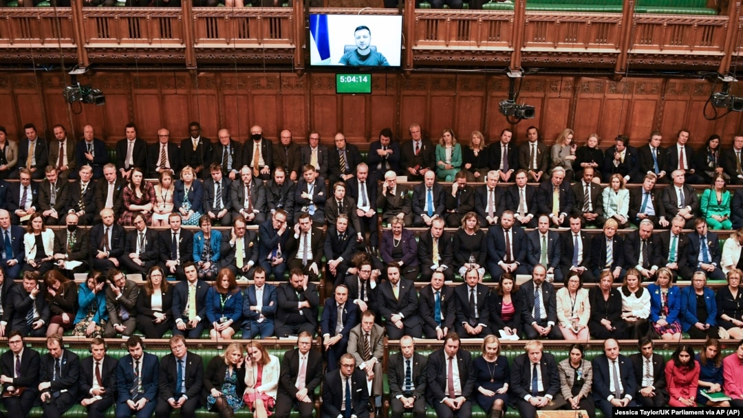 Britanski parlament tokom video obraćanja Volodimira Zelenskog (Jessica Taylor/UK Parliament via AP)