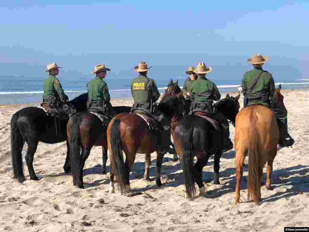 Policía de la frontera de EE.UU. en el parque estatal Border Field, en Imperial Beach, California, el martes.&nbsp; Fotografía: Jorge Agobian- VOA