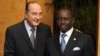 Le président centrafricain Francois Bozize (à dr.) et son homologue français Jacques Chirac, le 14 février 2007 à Cannes, en France. (Photo by PATRICK KOVARIK / AFP POOL / AFP)