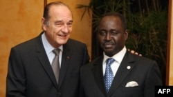 Le président centrafricain Francois Bozize (à dr.) et son homologue français Jacques Chirac, le 14 février 2007 à Cannes, en France. (Photo by PATRICK KOVARIK / AFP POOL / AFP)