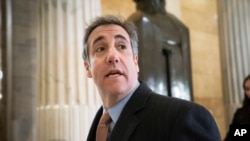 ARCHIVO - Michael Cohen, exabogado del presidente Donald Trump, regresa para testificar en el Capitolio en Washington.