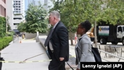 Laksamana Muda Robert Gilbeau di pengadilan federal di San Diego, Kamis, 9 Juni 2016. Gilbeau mengaku bersalah karena berbohong kepada otoritas federal yang menyelidiki skema penipuan senilai $34 juta yang melibatkan kontraktor Malaysia, dikenal sebagai "Fat Leonard." (Foto: AP)