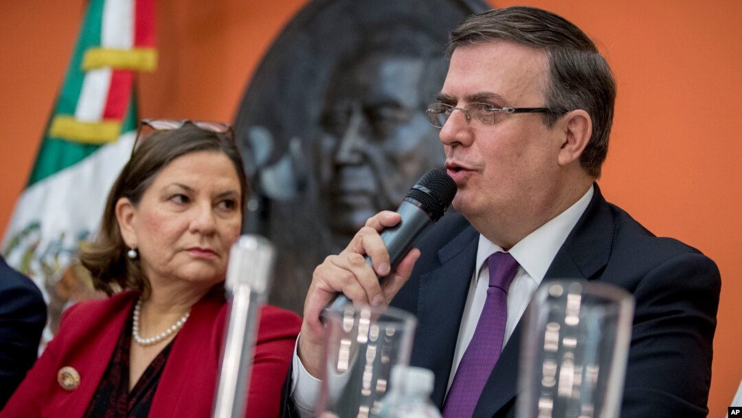 Menlu Meksiko Marcelo Ebrard (kanan) didampingi Dubes Meksiko untuk AS Martha Barcena, memberikan keterangan pers di Washington DC. 