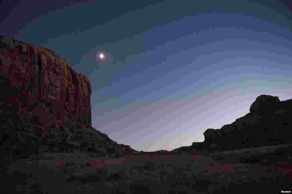 Bulan bersinar di atas Indian Creek dekat bagian utara Monumen Nasional Bears Ears, Utah, 29 Oktober 2017.