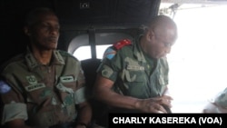 Derick Ngwebi est le commandant des forces onusiennes en RDC, avec son homologue congolais Gen. Leon Mushale, commandant de la 3eme zone de defense Fardc, le 11 juin 2016. (VOA / Charly Kasereka)