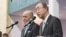 联合国秘书长潘基文（右）和联合国气候变化会议主席法国外长法比尤斯12月12日在巴黎的记者会上报告会议进展状况。