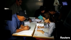 Les membres d’un bureau de vote comptent les bulletins à Rabat, au Maroc, 7 octobre 2016.