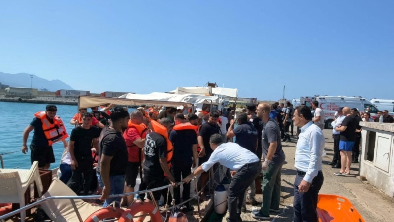 Keştîyeke ku Nêzîkî 270 Kes tê de bûn li Peravên Bakurê Qubrusê Binav bû