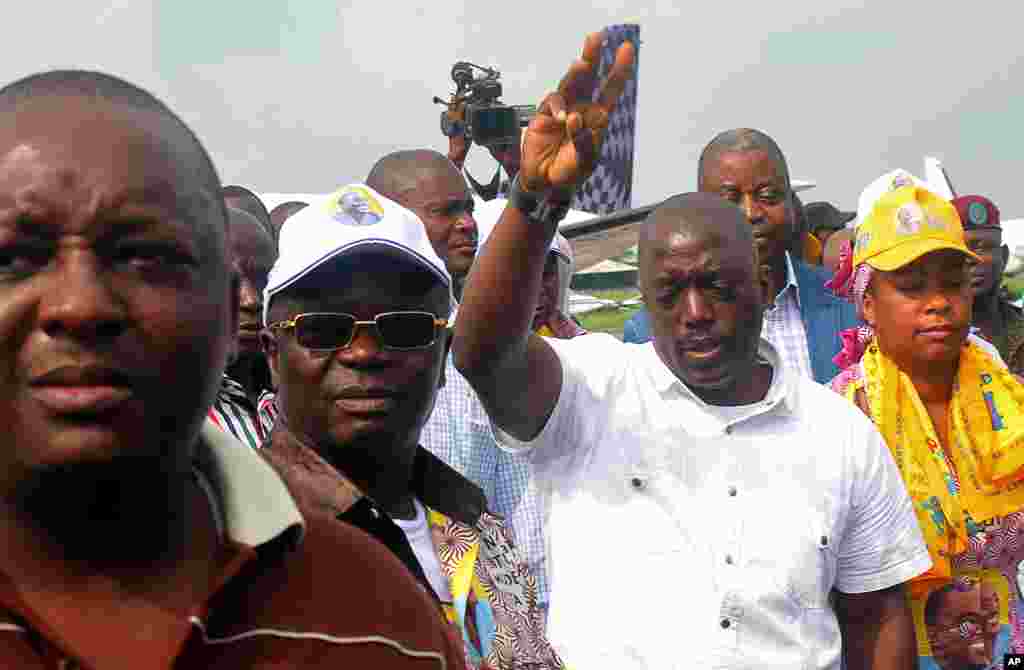 Democratic Republic of Congo's incumbent President Joseph Kabila (2ndR) gestures as he arrives at the N'dolo airport in Kinshasa, November 26, 2011. (AFP)