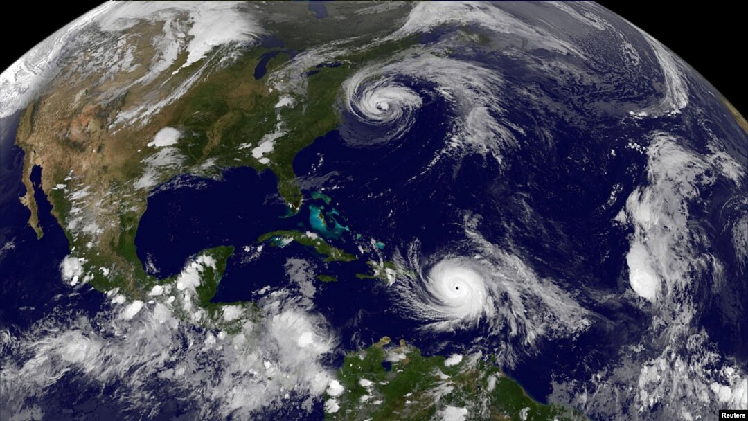 Badai Maria mengancam Kepulauan Virgin dan Puerto Riko, Selasa (19/9) setelah menghancurkan negara kepulauan Dominika yang kecil itu dan Badai Jose (atas) keduanya terlihat di Samudra Atlantik dalam citra satelit GOES East NOAA yang diambil pada pukul 21.45. EDT pada tanggal 19 September 2017 (0145 UTC, 20 September 2017). (Foto Courtesy: NASA/NOAA GOES Project/Handout via REUTERS)