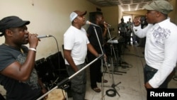 Traore Salif alias Asalfo, à droite, chantent avec les autres membres du groupe musical ivoirien Magic System, 13 septembre 2007.