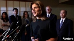 Caroline Kennedy fue juramentada por el secretario de Estado John Kerry. También fue felicitada por funcionarios japoneses en Washington.