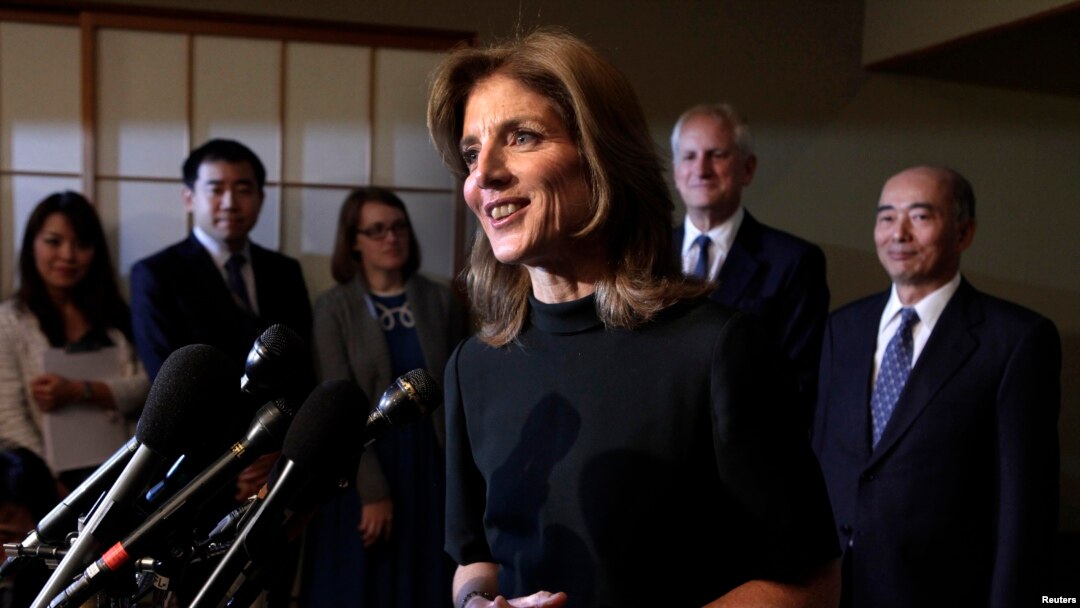 Duta Besar AS untuk Jepang yang baru, Caroline Kennedy, berbicara pada media dalam resepsi di rumah kediaman Duta Besar Jepang di Amerika (12/11). (Reuters/Yuri Gripas)