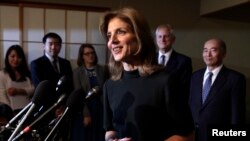 Duta Besar AS untuk Jepang yang baru, Caroline Kennedy, berbicara pada media dalam resepsi di rumah kediaman Duta Besar Jepang di Amerika (12/11). (Reuters/Yuri Gripas)