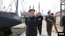 ຜູ້ນຳ​ເກົາຫລີ​ເໜືອ ທ່ານ Kim Jong Un ກຳລັງຢ່າງໃຫ້ຄຳແນະ ນຳ ຢູ່ທ່າເຮືອຫາປາແຫ່ງນຶ່ງ ໃນເກົາຫລີເໜືອ.