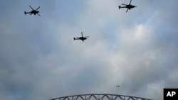 資料照片：在華盛頓州西雅圖，來自路易斯-麥克喬德聯合基地的阿帕奇直升機列隊從西雅圖水手隊和克利夫蘭守護者隊的棒球開賽儀式的上空飛過。(2023年3月30日)