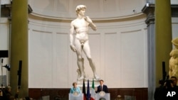 Arhivska fotografija statue Davida, prilikom posete nemačke kancelarke Angele Merkel italijanskom premijeru Mateu Renziju (Foto:AP/Antonio Calanni)