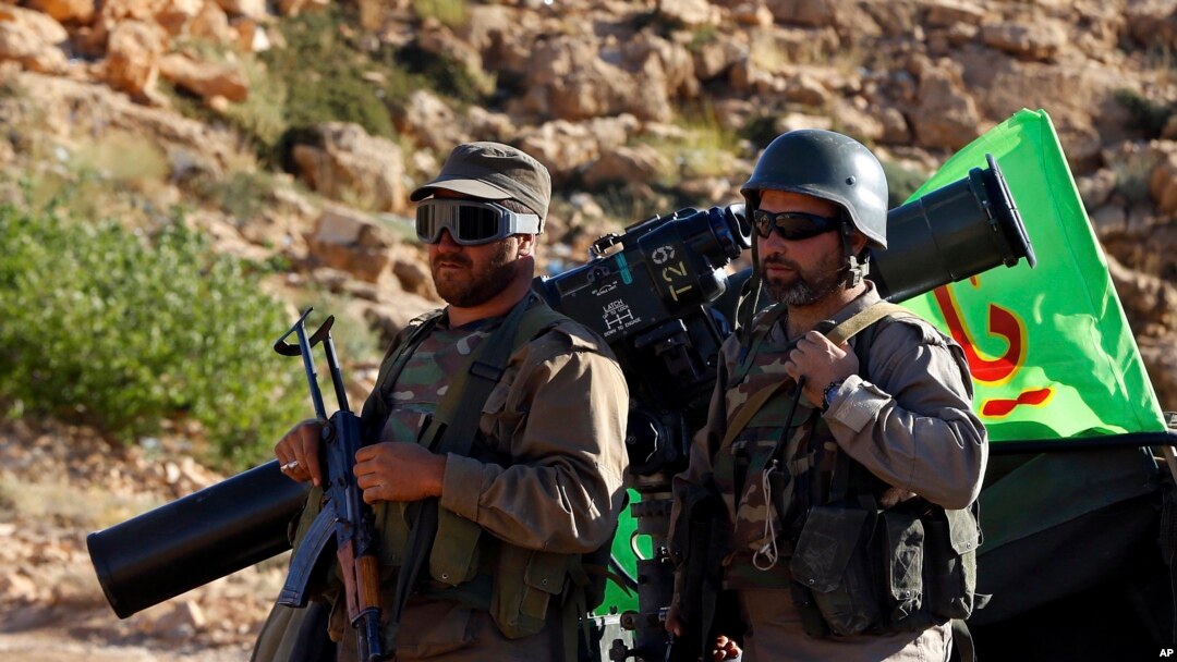 Pejuang Hizbullah berdiri di atas kendaraan militer mereka di lembah al-Kheil, perbatasan Lebanon-Suriah, saat terjadinya bentrokan antara pejuang Hizbullah dan pejuang al-Qaida, 29 Juli 2017. (Foto: dok).