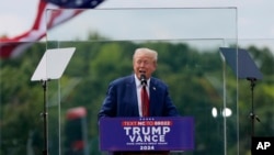 El candidato republicano y Expresidente Donald Trump habla detrás de vidrios a prueba de balas en un acto en Carolina del Norte el 21 de agosto de 2024.