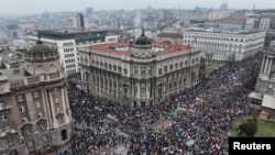 Demonstranti u Beogradu na protestu ispred zgrade Vlade Srbije, 24. januar 2025 (Foto: Reuters/Marko Đurica)