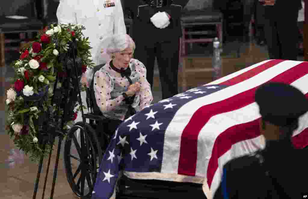 رابرتا مک کین مادر ۱۰۶ ساله جان مک کین در مراسم یادبود فرزندش در کنگره