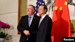 Archivo - El secretario de Estado de EE.UU., Mike Pompeo, y el diplomático chino Yang Jiechi el 8 de octubre de 2018 en Beijing, China.